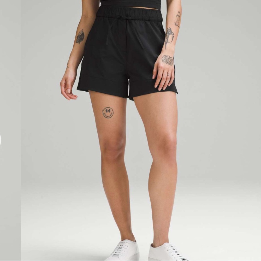 Lululemon Cinchable Waist High-Rise Woven Short 3.5"
Black
